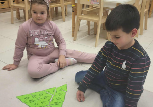 dzieci prezentują ukończoną pracę