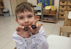 chłopiec pokazuje odnalezione sylaby łącząc je w wyraz