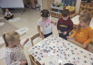 dzieci szukają odpowiednich literek