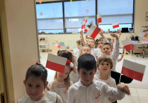 dzieci trzymają Flagi