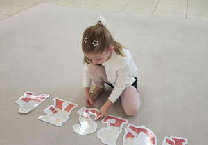 dziewczynka układa napis