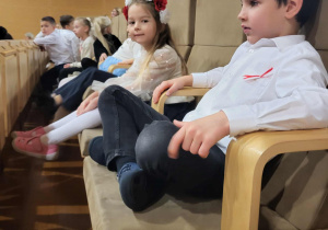 dzieci oglądają występ 5 latków