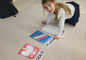 dziewczynka kładzie odpowiedni napis