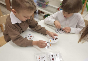 chłopcy grają w grę związaną z symbolami Polski