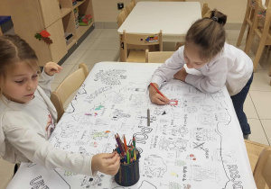 dzieci malują kolorowankę mapę Polski
