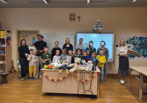 dzieci wraz z Paniami i uczniami pozują do wspólnego zdjęcia