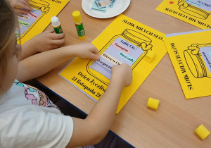 Dzieci tworzą kartki życzliwości