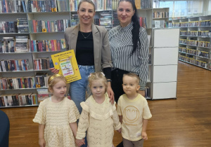 Czterolatki przekazują kartkę do Gminnej Biblioteki