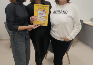 Pani dyrektor przekazuje kartke do SP Łękińsko