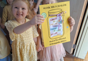 Czterolatki rozdają kartki w Solparku