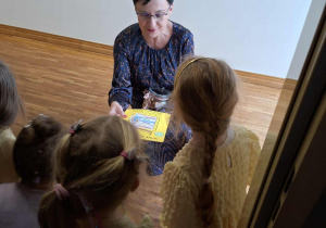 Czterolatki przekazują kartkę do dyrektor ZSP Kleszczów