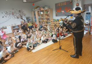 słuchanie utworów granych przez meksykanina