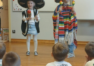 Dzieci przebrane w meksykańskie stroje