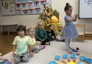 dzieci chodzą wokół urodzinowego słoneczka