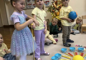 dzieci chodzą wokół urodzinowego słoneczka