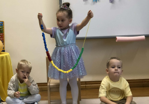 dziewczynka pokazuje linię zycia