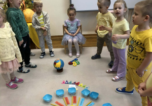 dzieci śpiewają sto lat