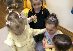 dzieci składają życzenia