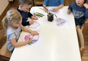 dzieci kolorują serca