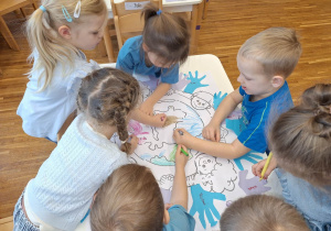 dzieci maluja kolorowankę