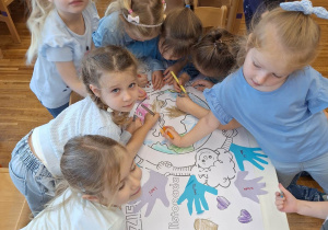 dzieci maluja kolorowankę