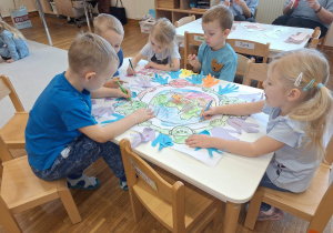 dzieci maluja kolorowankę