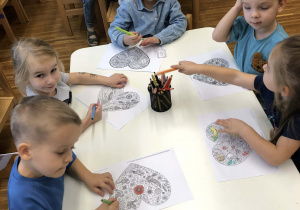 dzieci kolorują serca