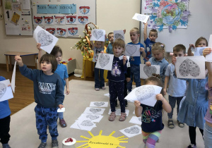 dzieci pokazują swoje prace