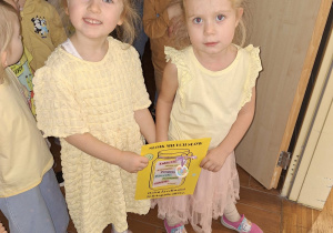 dzieci trzymają w dłoniach kartkę z okazji dnia życzliwości