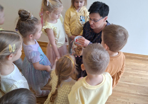 pani częstuje dzieci pierniczkami