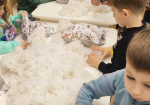 5-latki wypychają poduszki