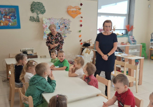 pani wita dzieci na warsztatach