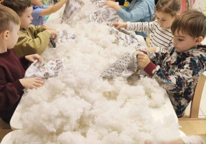 5-latki wypychają poduszki