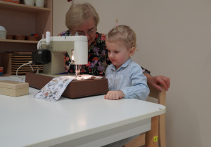 Michalinka szyje maszyną do szycia