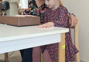 dziewczynka szyje na maszynie