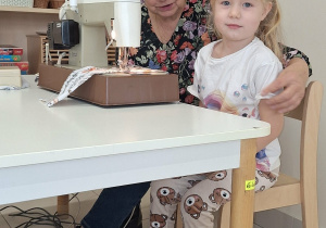 dziewczynka szyje na maszynie