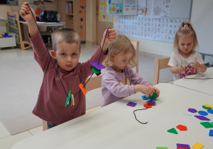 chłopiec pokazuje sznur z guzikami