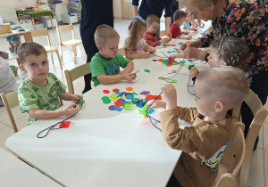 dzieci nawlekają guziki