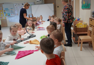 dzieci dotykają różnych tkanin