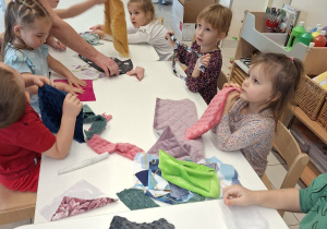 dzieci ogladaja materiały