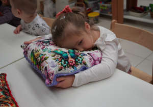 dziewczynka przytula się do poduszki