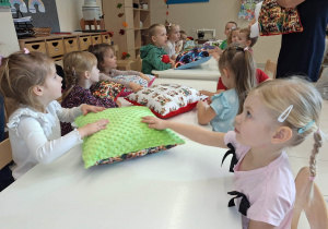 dzieci oglądają poduszki