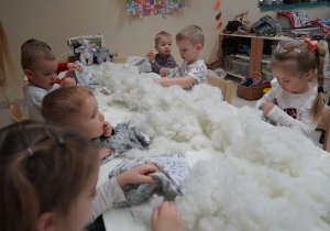 dzieci wypełniają poszewki