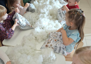 dzieci wypełniają poduszki