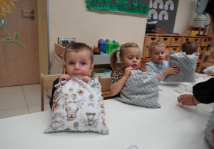 chłopiec pokazuje swoją poduszkę