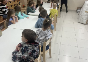 dzieci siedza przy stolikach