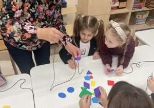 dzieci nawlekają guziki