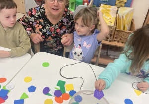 dzieci nawlekają guziki