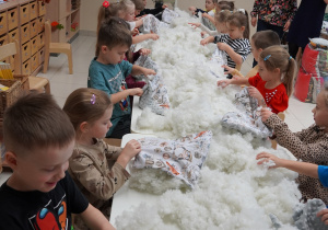 sześciolatki wypełniają poduszki