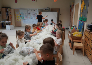 sześciolatki wypełniają swoje poduszki